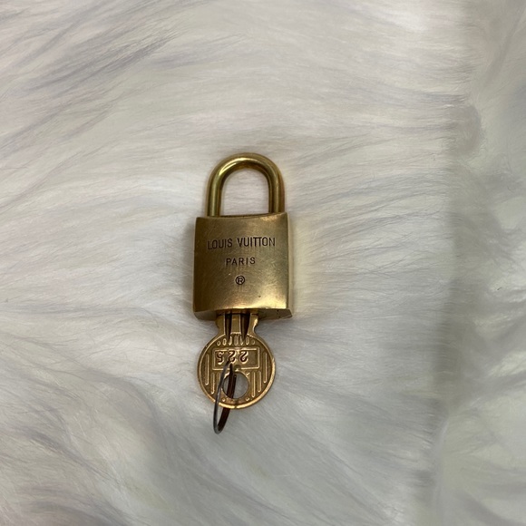 VINTAGE LV LOCK & KEY #225 - Picture 1 of 3